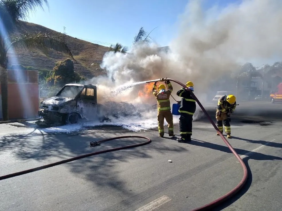 Caminhão carregado com pneus pega fogo em Coimbra