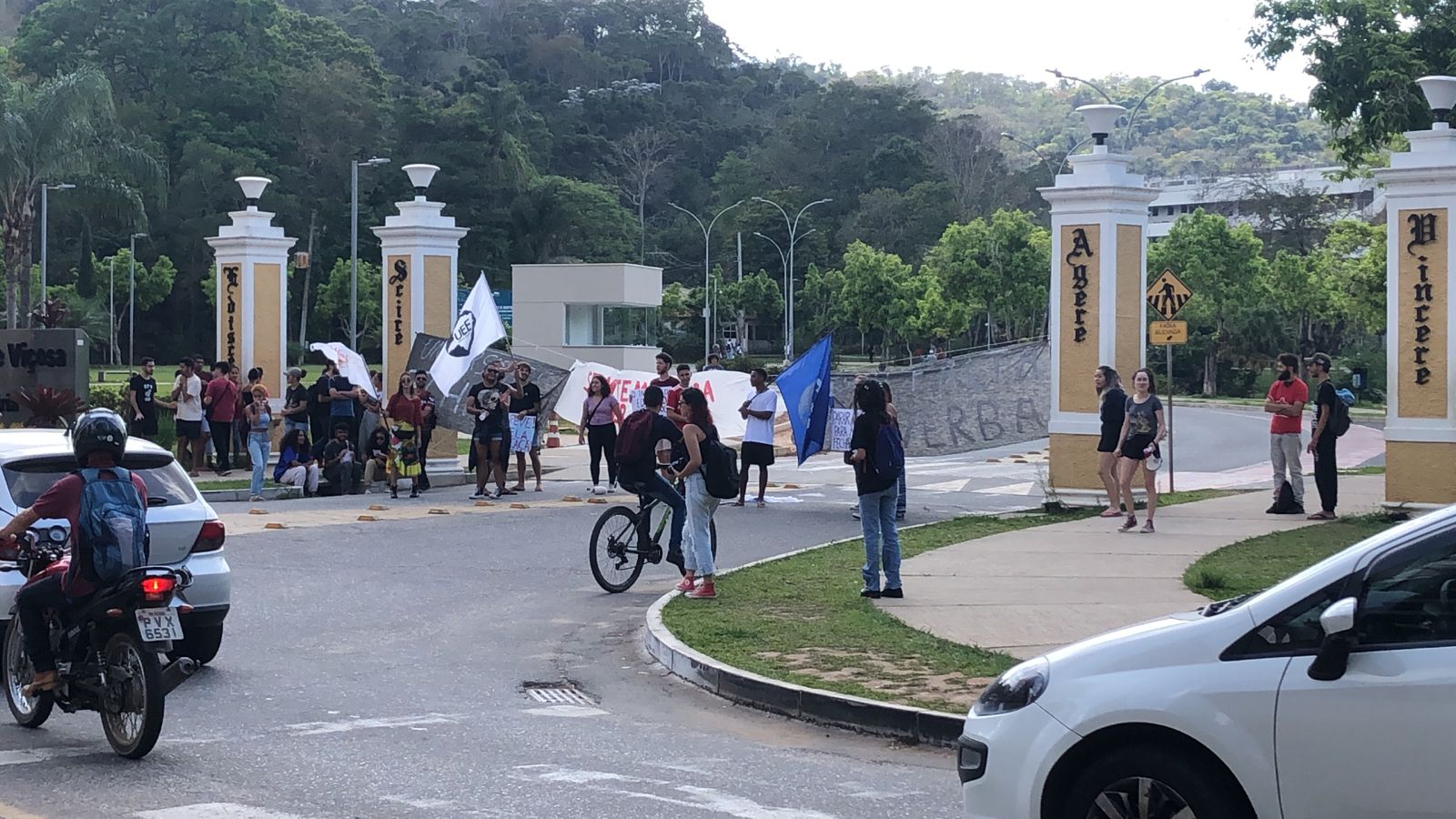 Estudantes da UFV fazem paralisação contra os cortes orçamentários; vias são fechadas