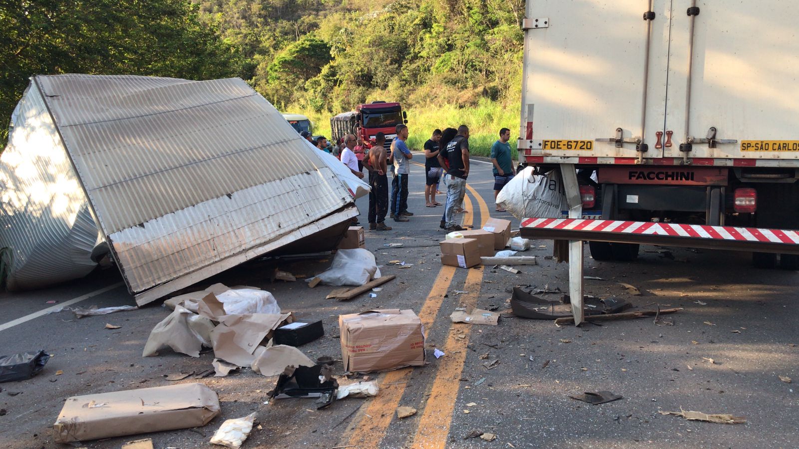 Grave acidente entre Ponte Nova e Viçosa deixa rodovia interditada
