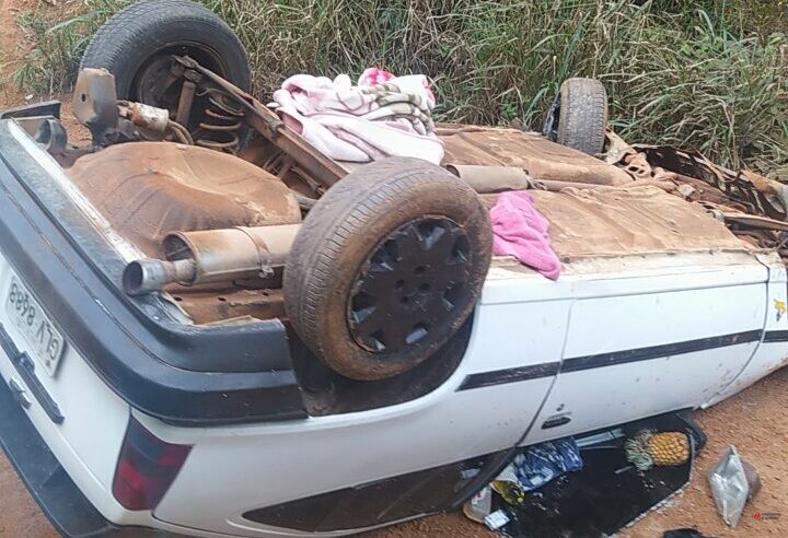 Carro capota com família na BR-120, entre Viçosa e Teixeiras