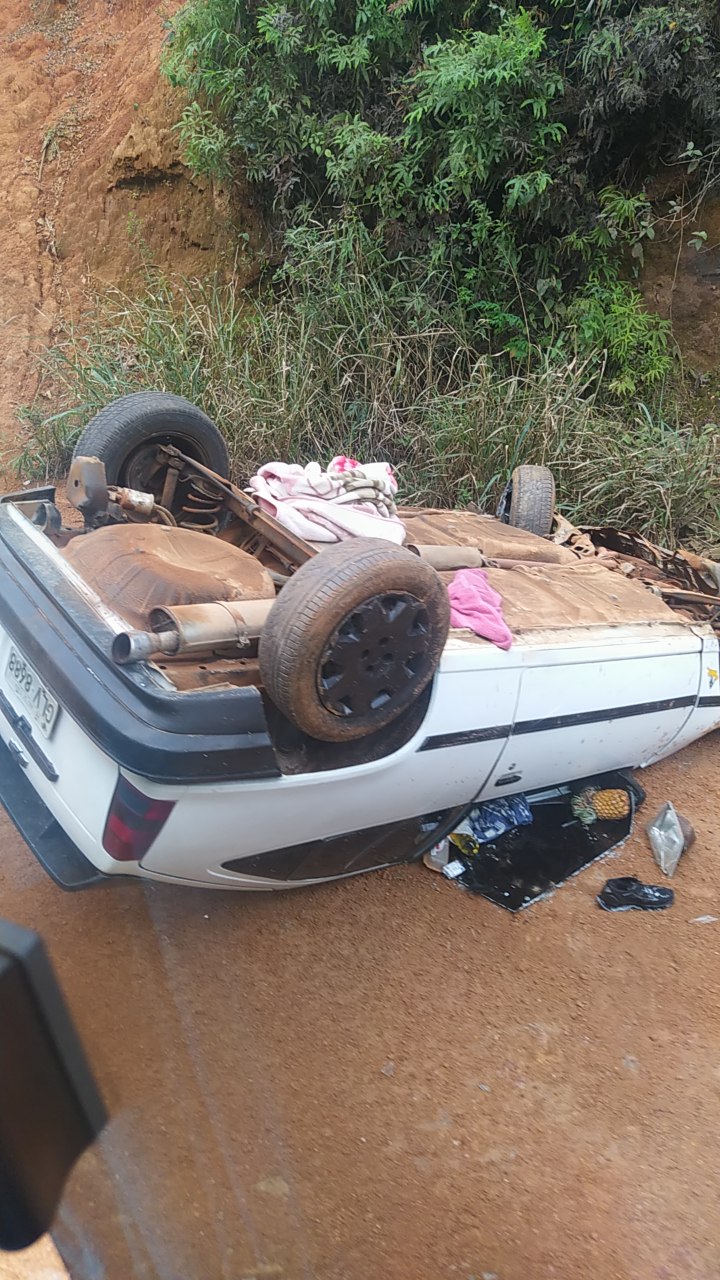 Carro capota com família na BR-120, entre Viçosa e Teixeiras