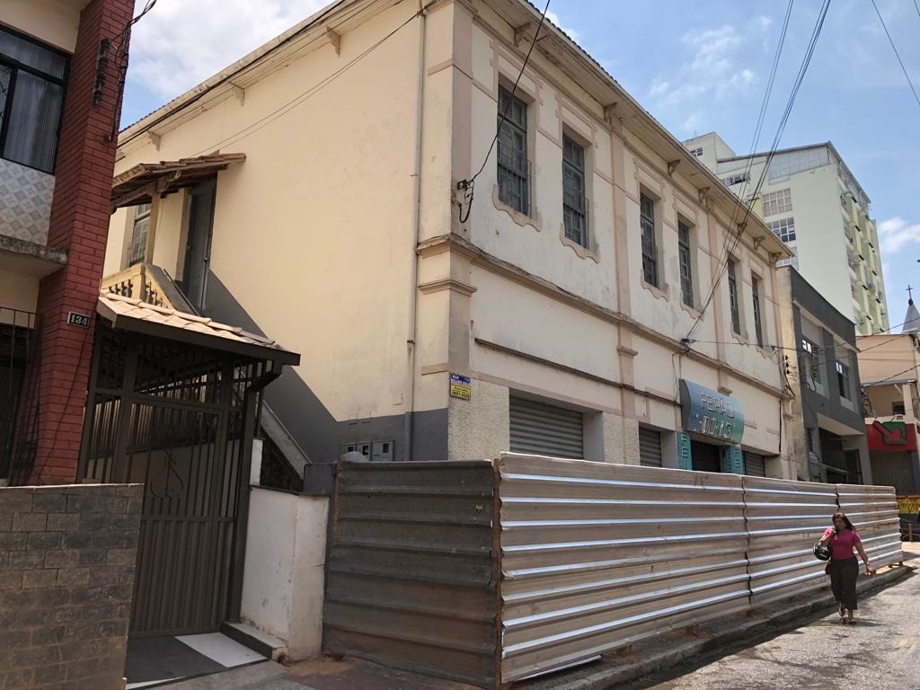 Prédio prestes a desabar tem calçada interditada no centro de Viçosa