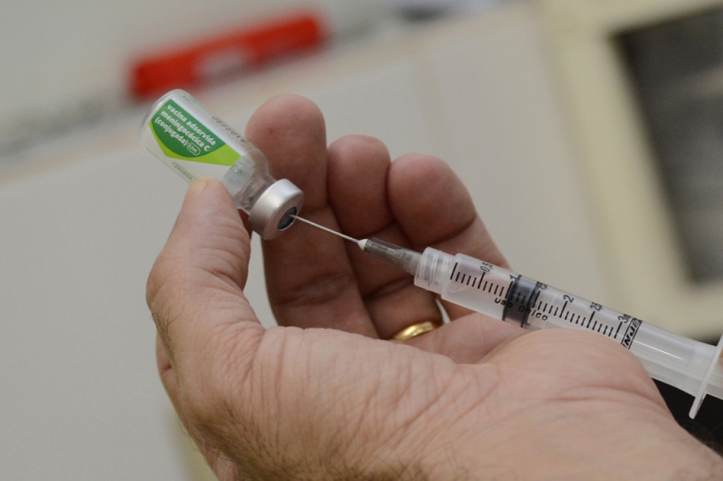 Com público ampliado, vacinação contra meningite começa em Viçosa