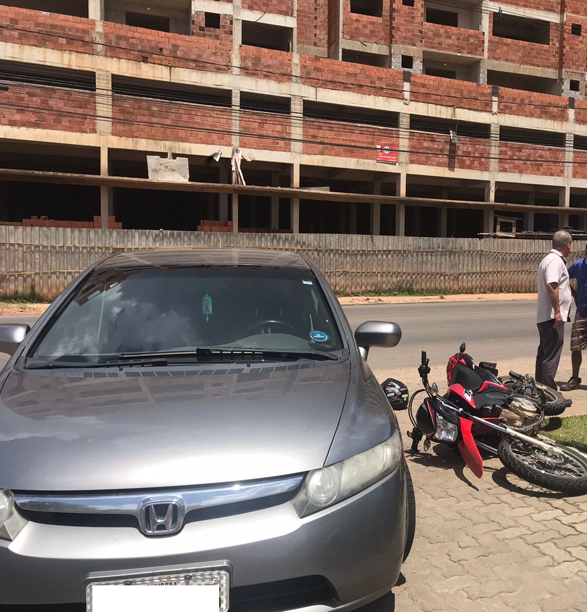 Batida entre carro e moto deixa um homem ferido no João Braz