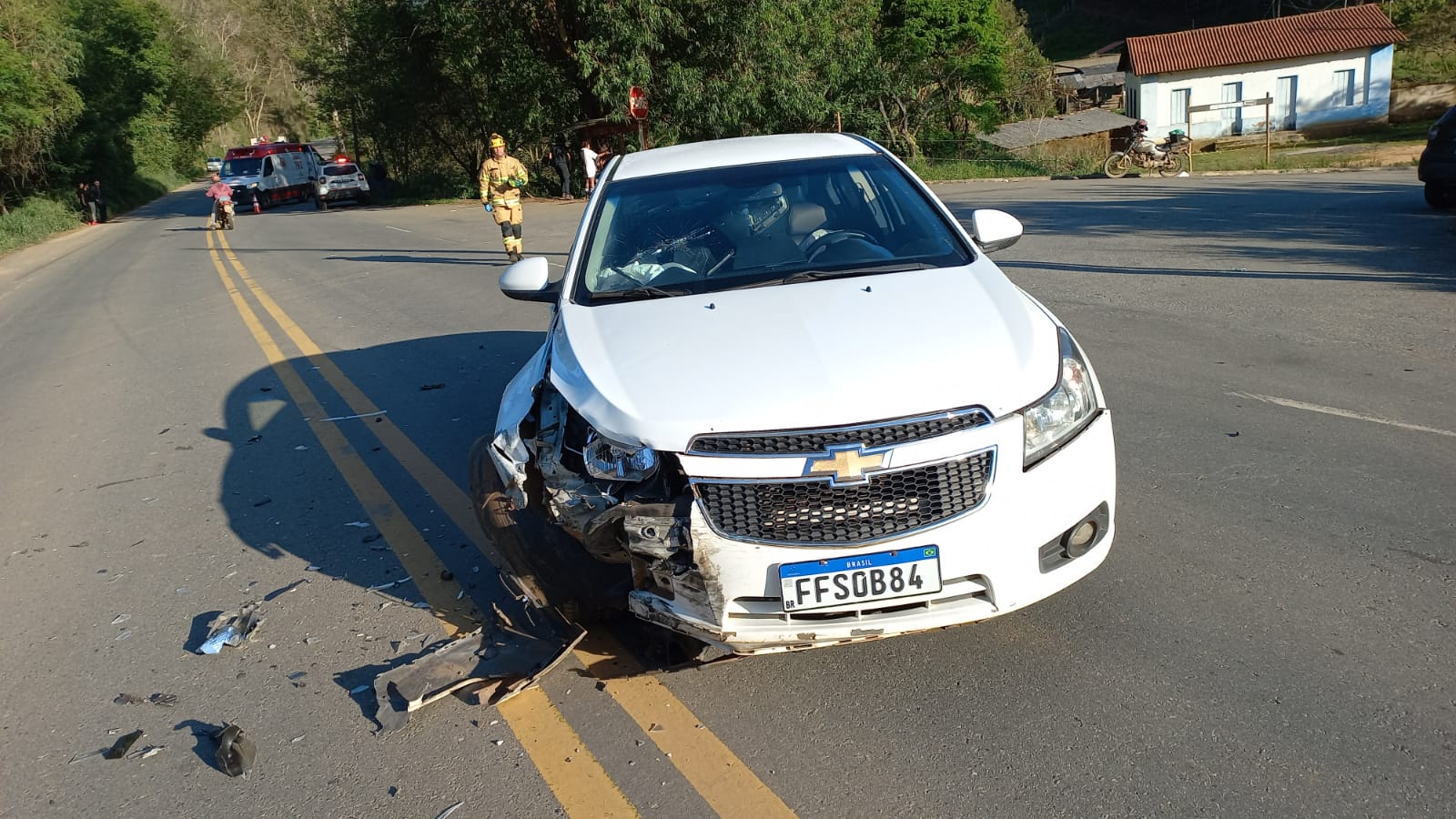 Colisão entre automóveis na BR-120, em Viçosa