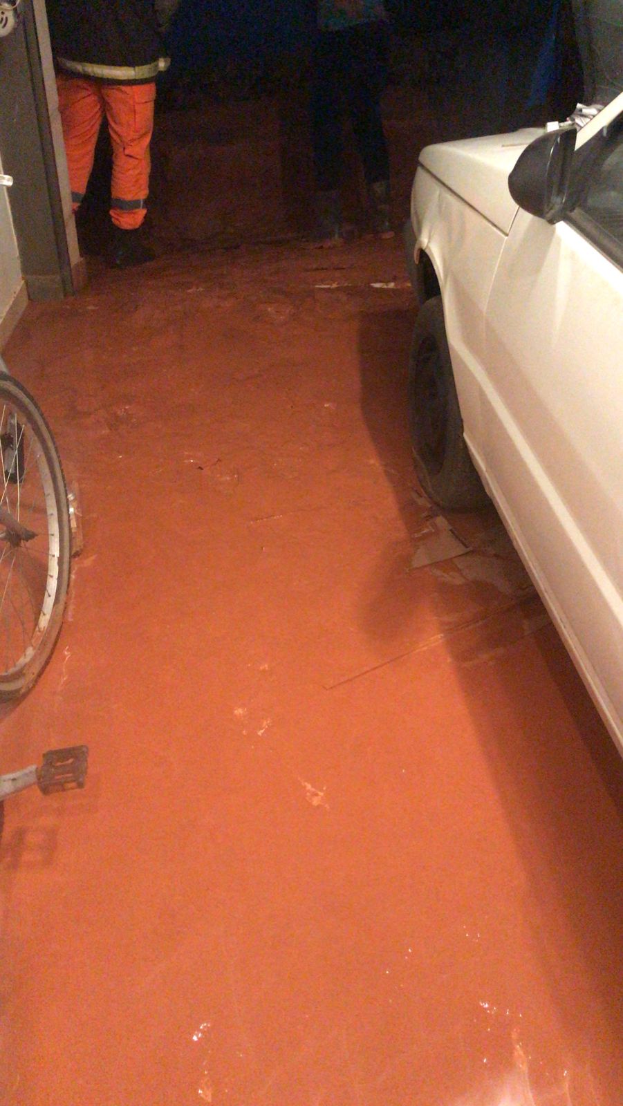 Casa alagada em Viçosa; Defesa Civil emite alerta de chuva para próximos dias
