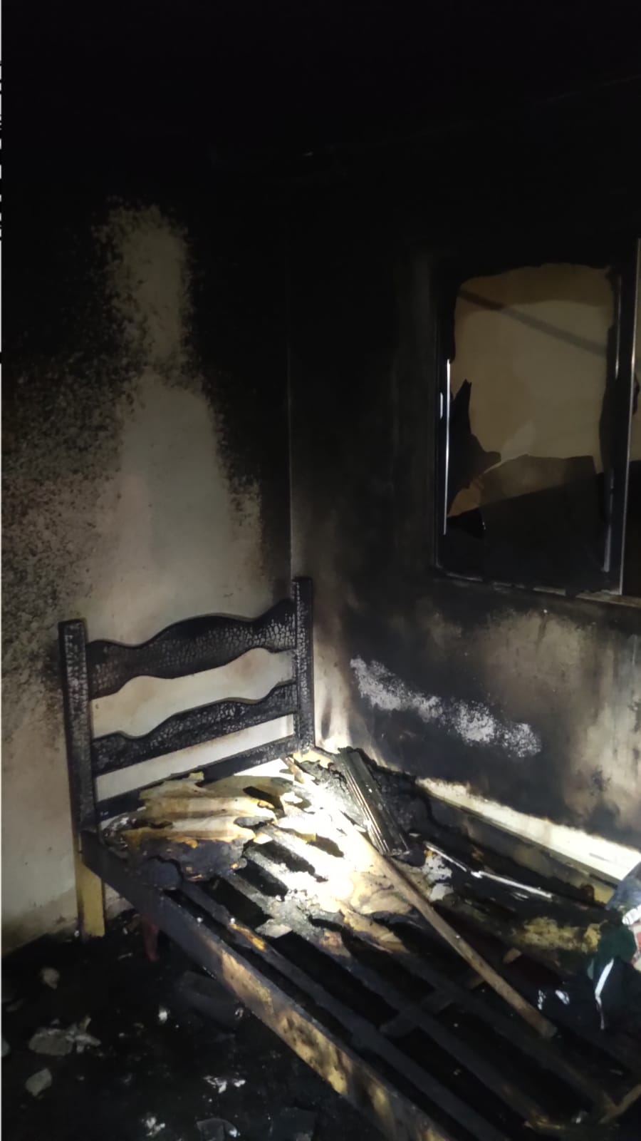 Quarto é incendiado por moradora em suposto surto