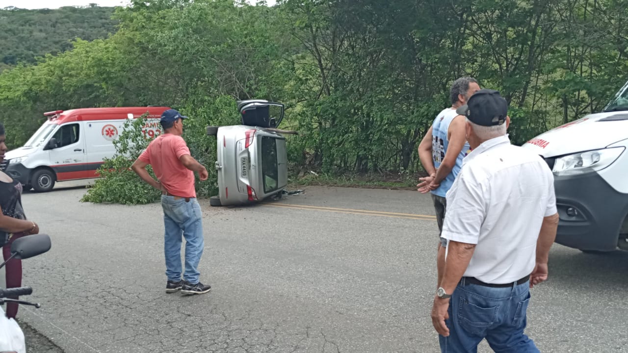 Carro com mãe e filho capota no Morro do Siriquite