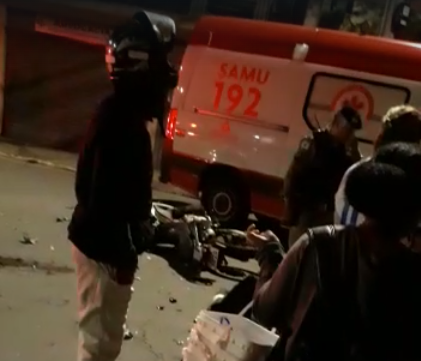 Acidente entre motos deixa uma pessoa gravemente ferida na Gomes Barbosa