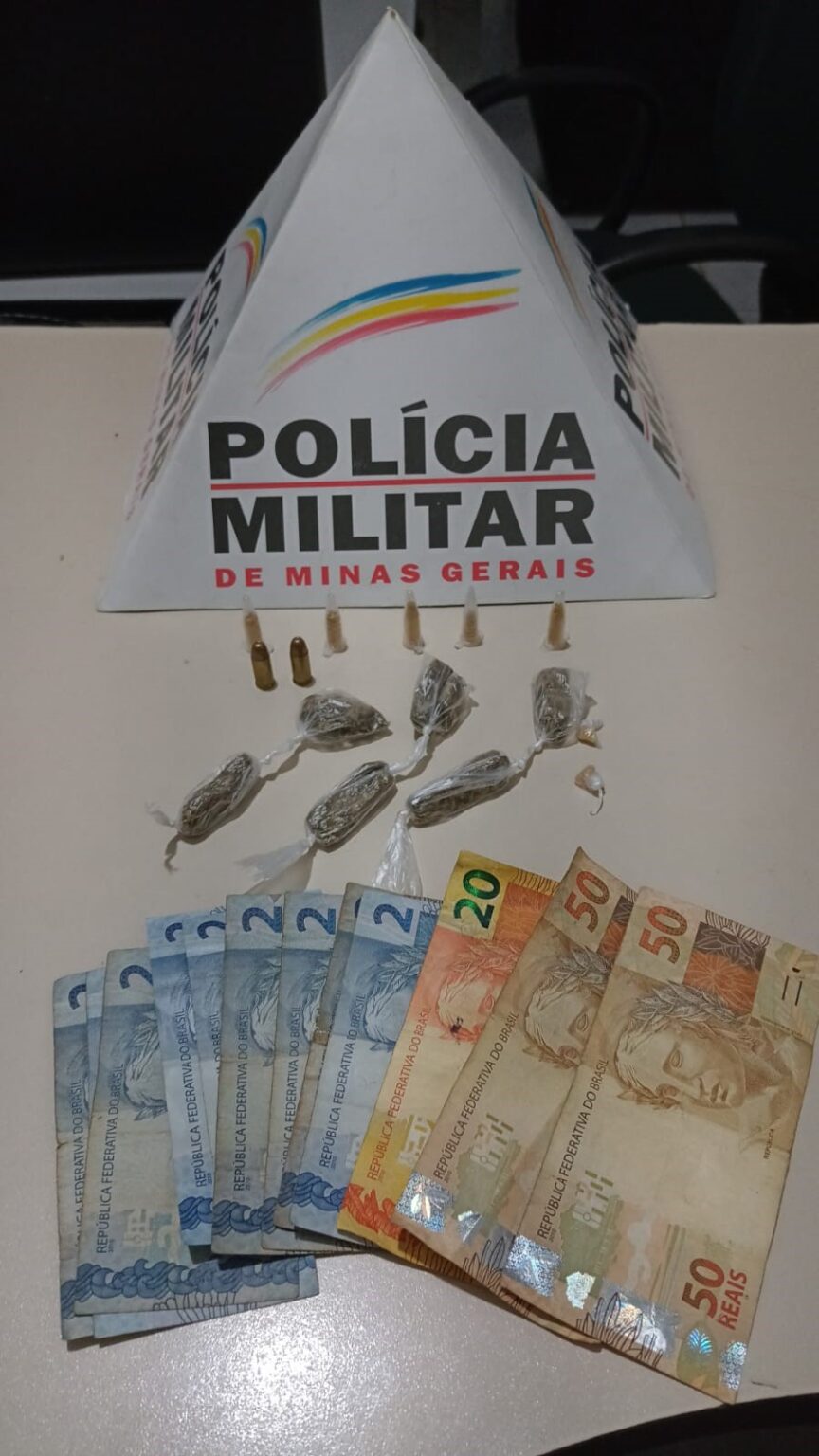 Polícia Militar apreende drogas após fuga de suspeito, em Rodeiro