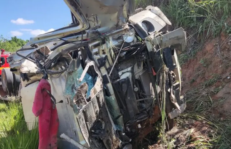 Mulher morre e duas pessoas ficam feridas em acidente entre caminhões em Muriaé