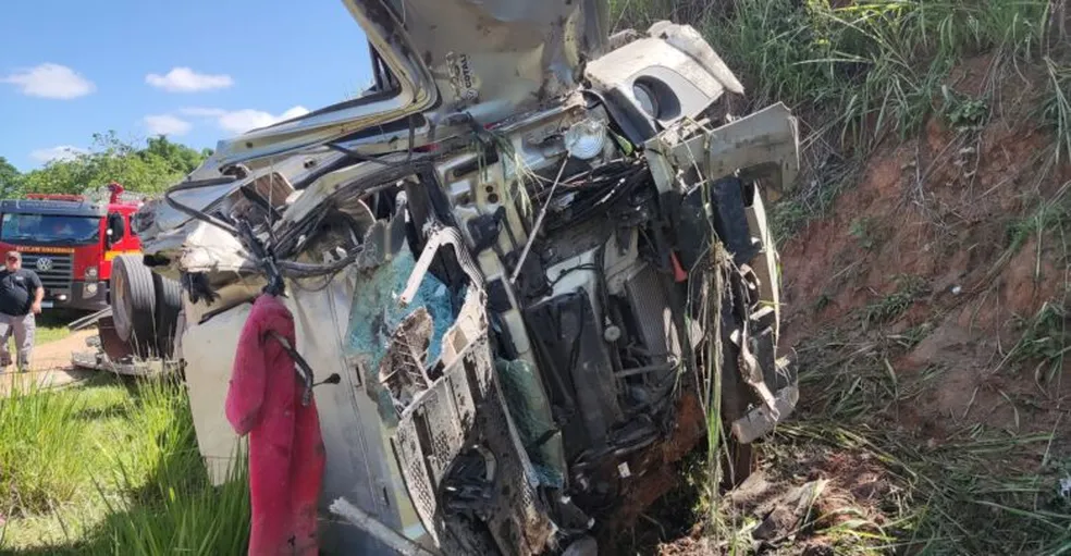 Mulher morre e duas pessoas ficam feridas em acidente entre caminhões em Muriaé