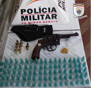 Foragido é preso por tráfico de drogas e posse ilegal de arma, em Ubá