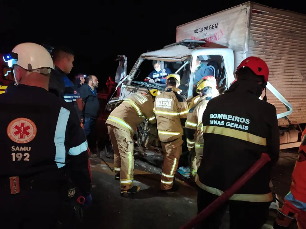 Acidente envolvendo caminhões deixa quatro feridos entre Mariana e Ponte Nova