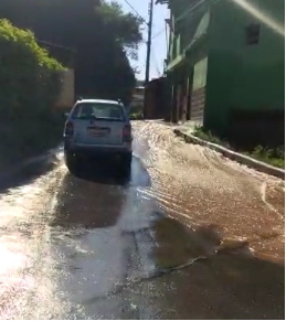 Viçosa: adutora rompe no Laranjal, inunda rua e interrompe abastecimento de água