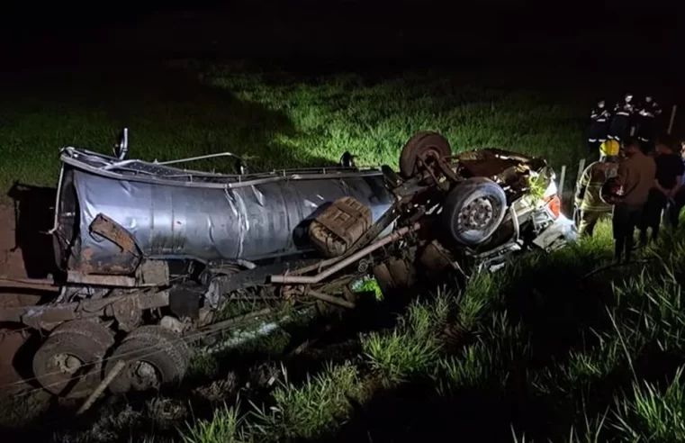 Condutor morre após caminhão de leite tombar em ribanceira em Muriaé