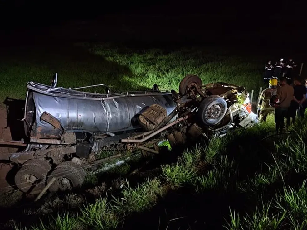 Condutor morre após caminhão de leite tombar em ribanceira em Muriaé