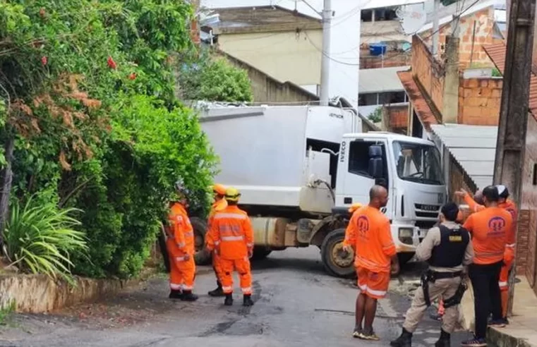 Sem controle, caminhão de lixo atinge casa e fere pedestre em Muriaé