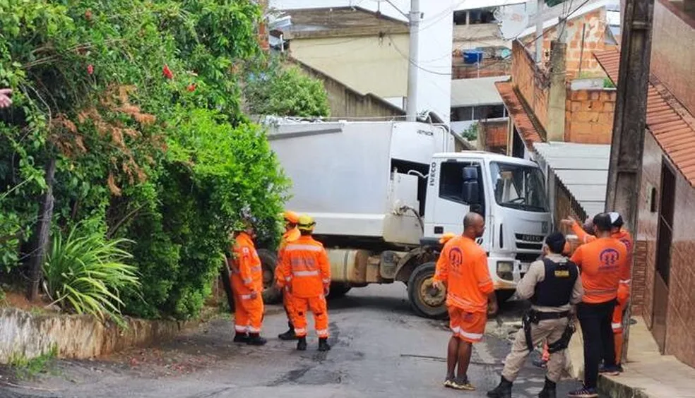 Sem controle, caminhão de lixo atinge casa e fere pedestre em Muriaé