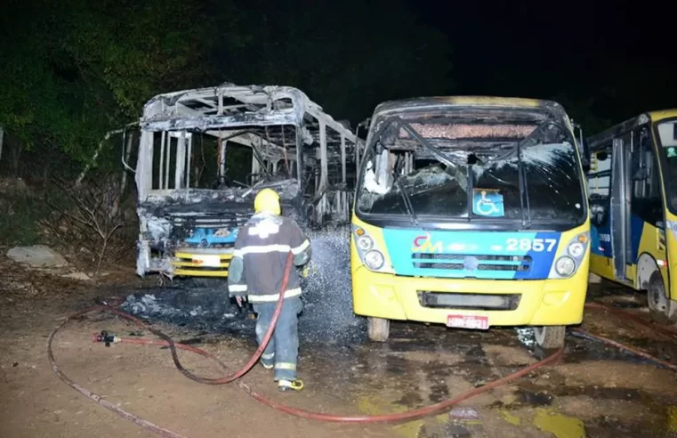 Ônibus da União são destruídos por incêndio em Muriaé