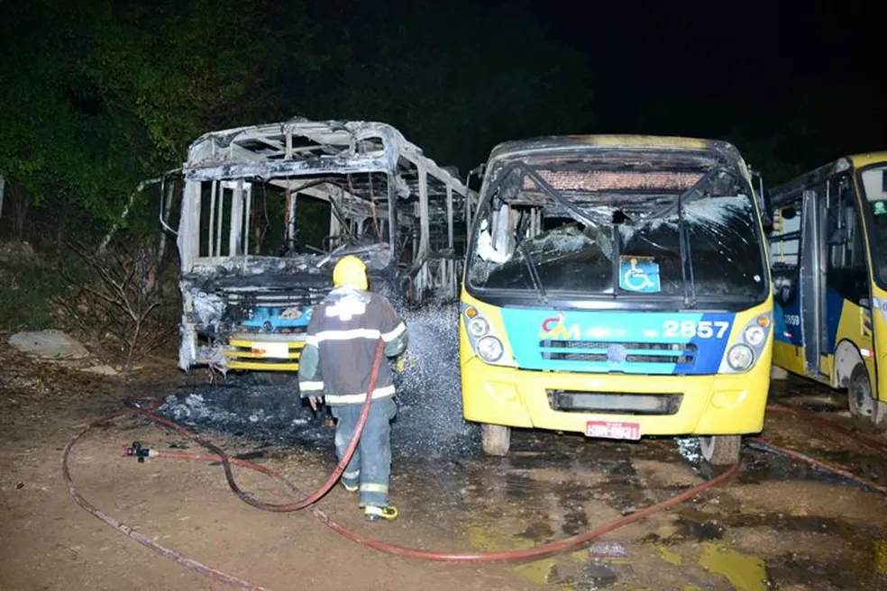 Ônibus da União são destruídos por incêndio em Muriaé