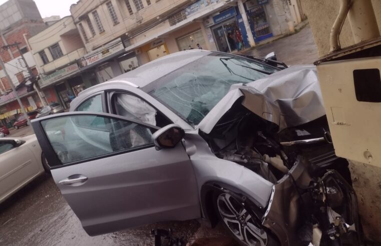 Idoso bate carro em trailer no Centro de Viçosa após perder o controle