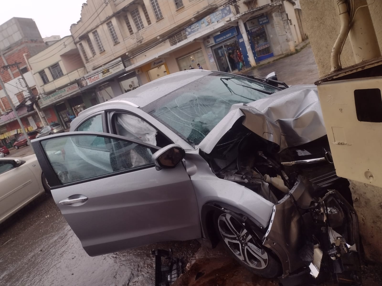 Idoso bate carro em trailer no Centro de Viçosa após perder o controle
