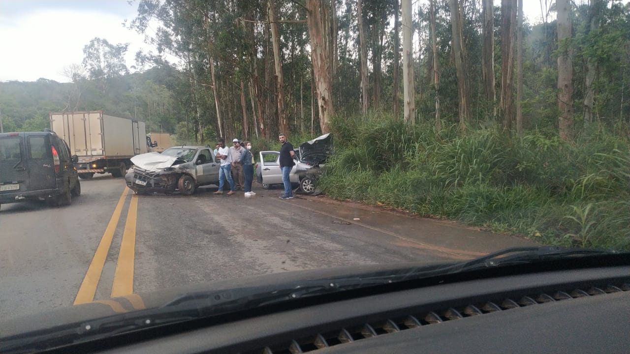 Após conversão perigosa, carros batem de frente na rodovia de Coimbra