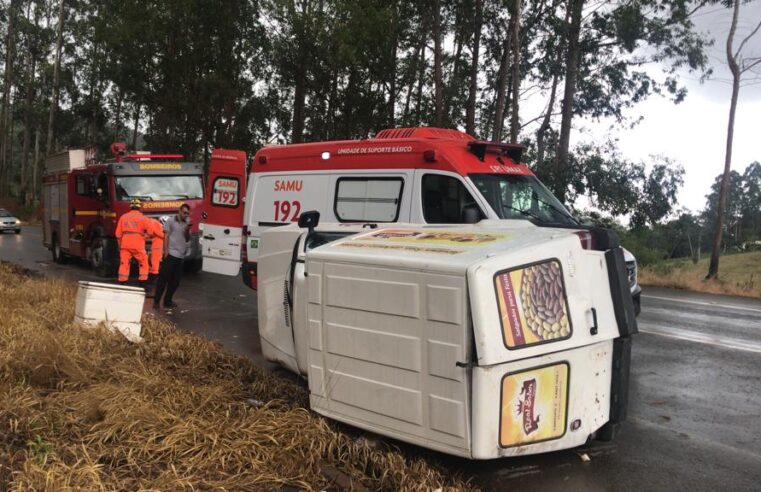 Motorista perde o controle e carro capota na BR-120, em Coimbra