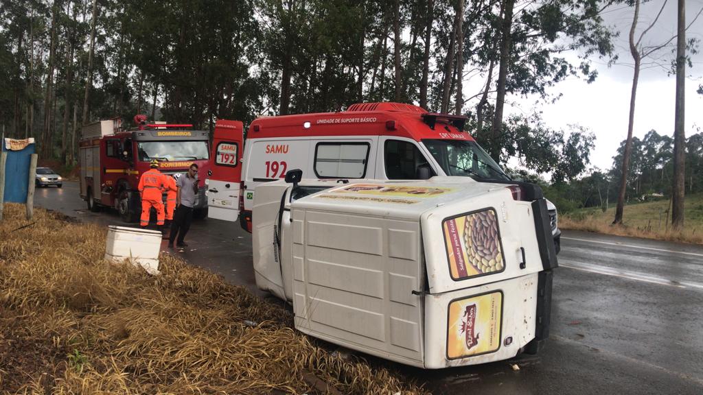 Motorista perde o controle e carro capota na BR-120, em Coimbra
