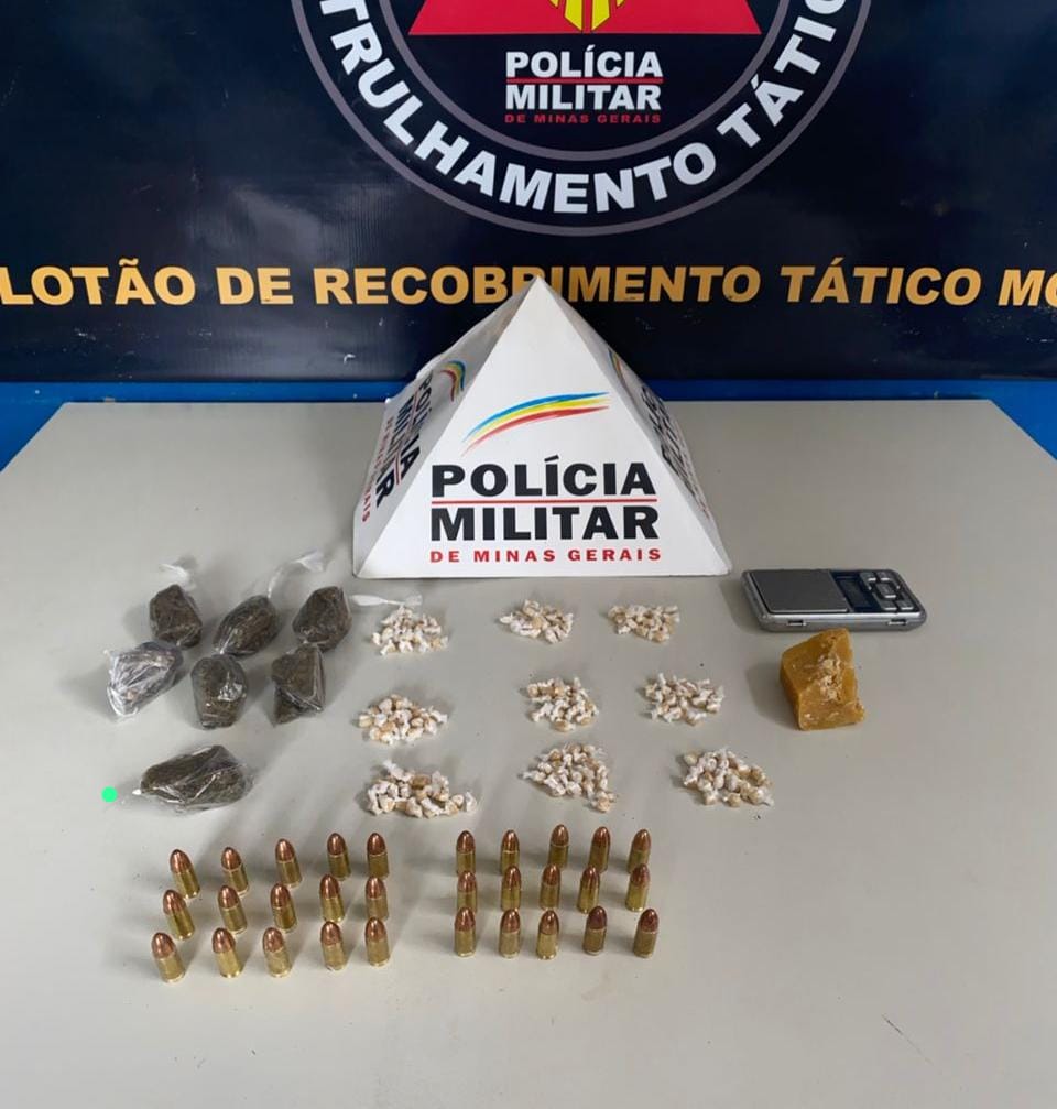 PM flagra homens preparando drogas; após fuga, um deles é preso