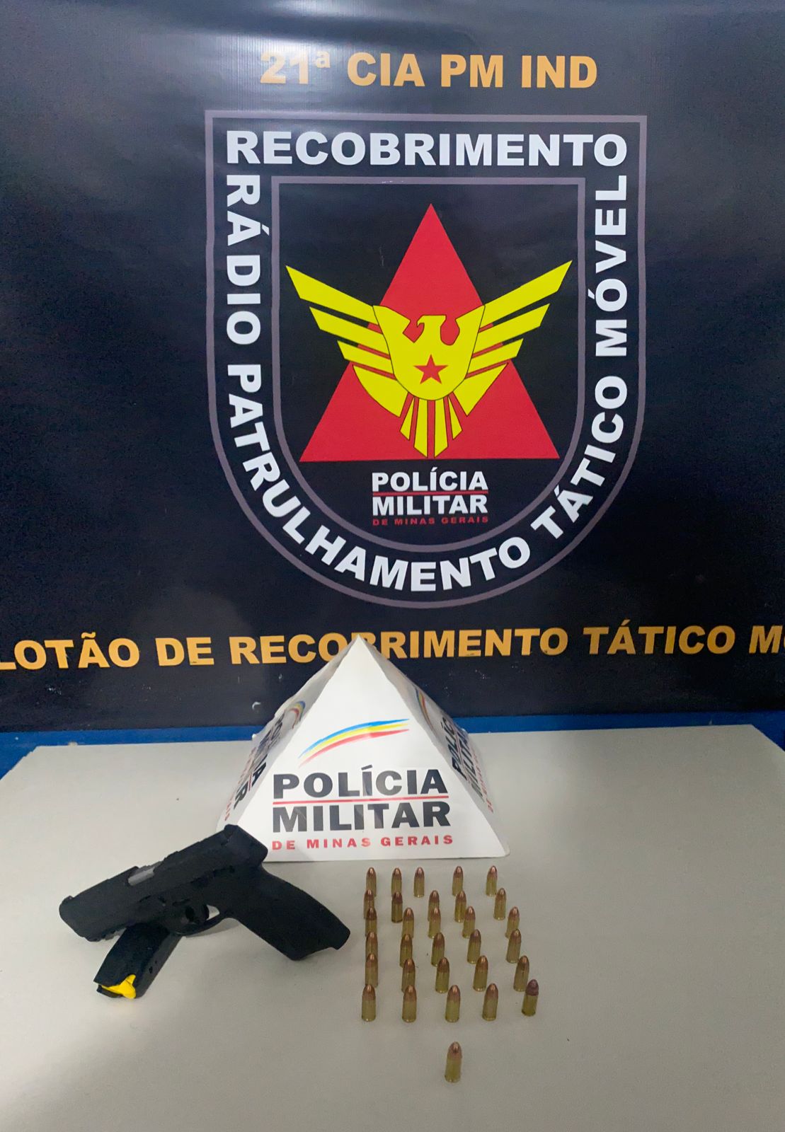Polícia Militar prende casal que portava arma de fogo e munições