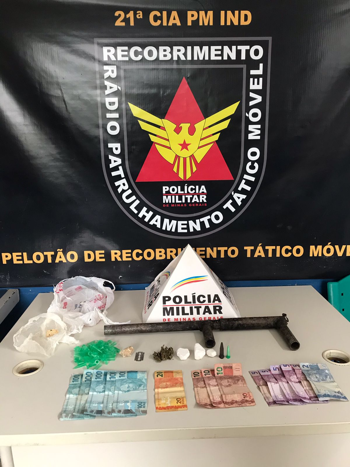 Homem é preso com armas e drogas após tentar fugir da PM