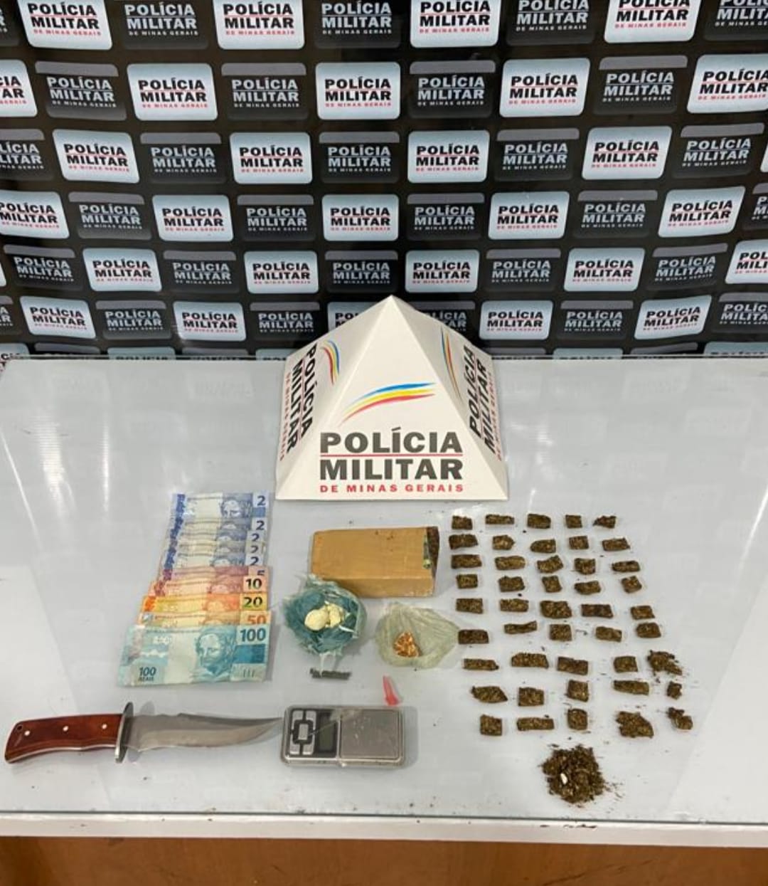 Dois homens são presos com grande quantidade de drogas