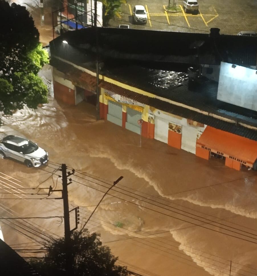Ruas alagadas, queda de pontes e mais: chuva faz estragos em Viçosa