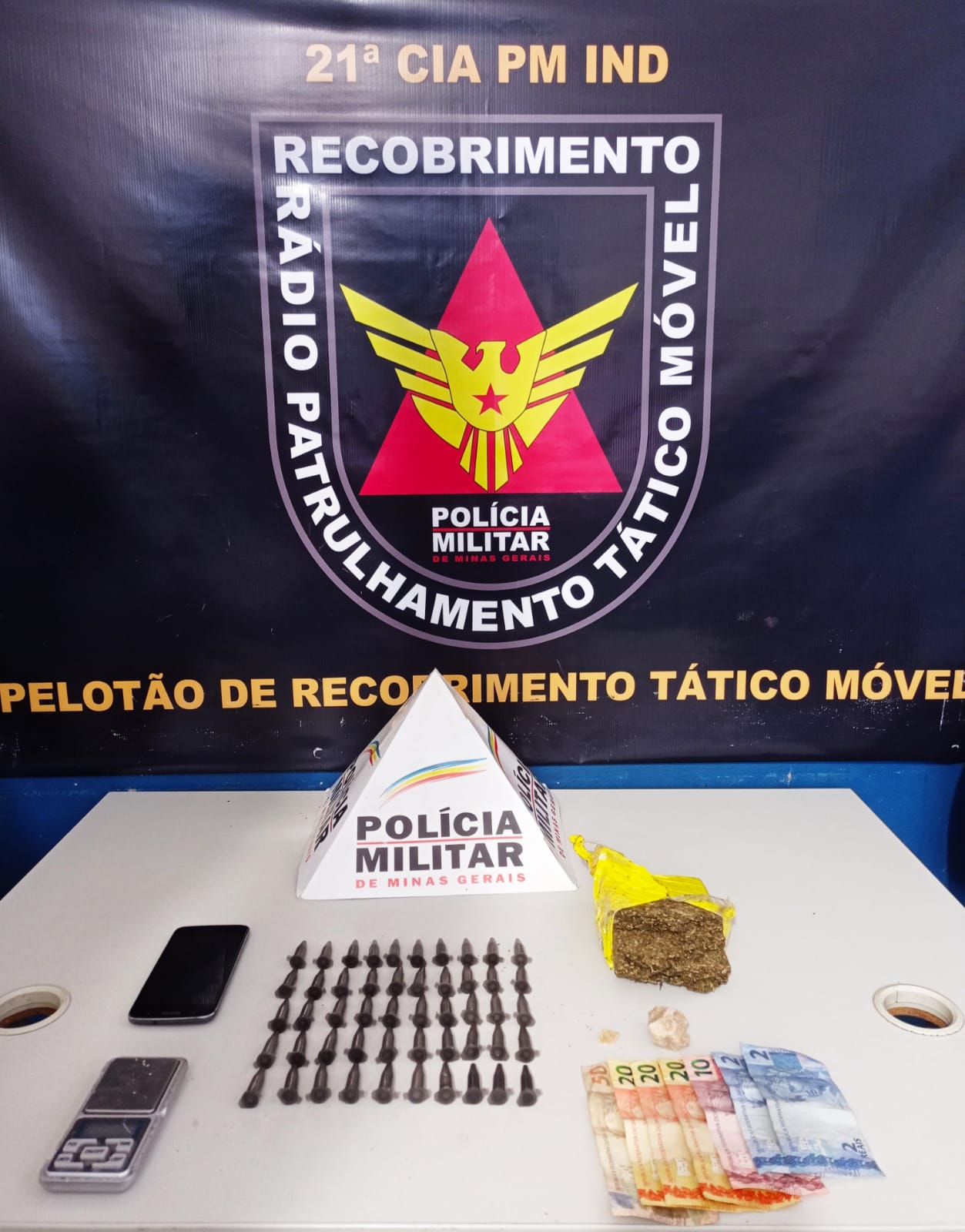PM encontra 47 pinos de cocaína escondidos em chuveiro; homem é preso