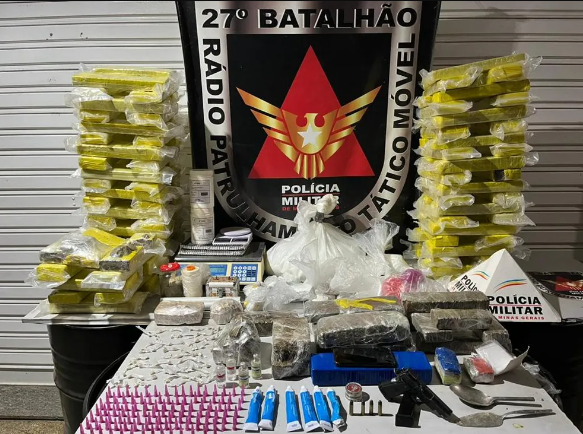 Região: PM apreende mais de 100 kg de maconha em boca de fumo