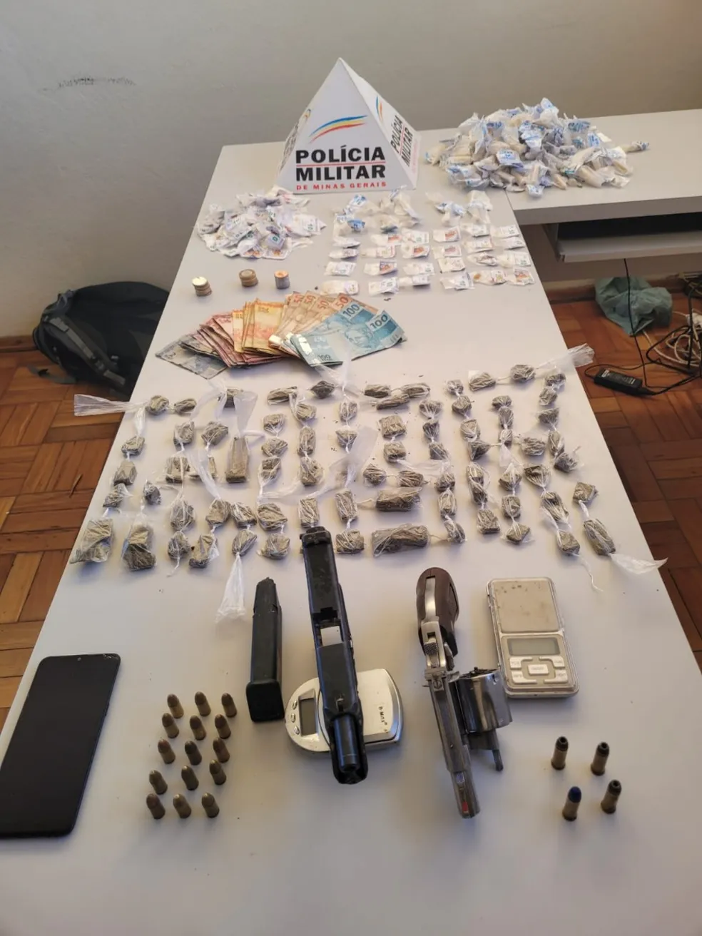 Suspeito de tráfico toma tiro no pé em resistência a abordagem da PM