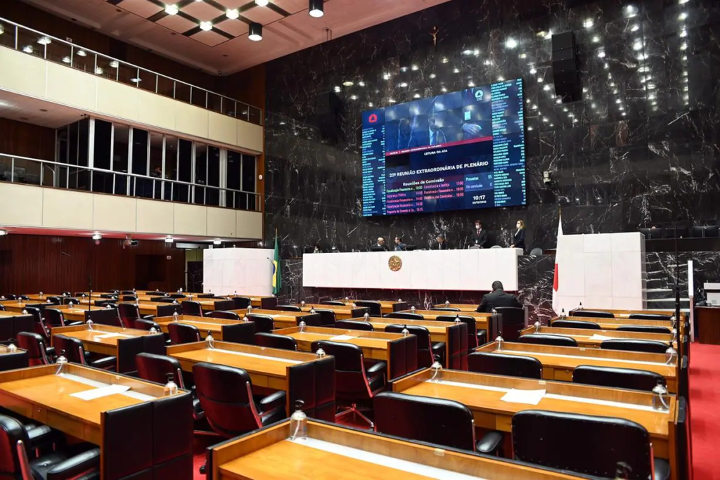 Após deputados, governador, vice e secretários devem ganhar aumento em Minas
