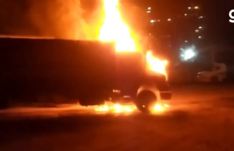 Caminhão-baú que transportava móveis desmontados incendeia em Ubá