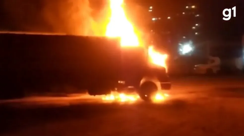 Caminhão-baú que transportava móveis desmontados incendeia em Ubá