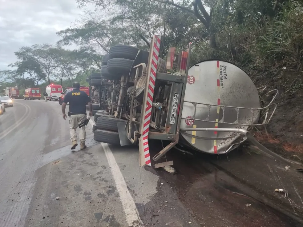 Motorista morre esmagado após carreta tombar na BR-356, em Muriaé