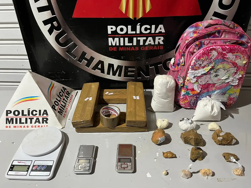 Mãe que escondeu drogas em mochila da filha é presa em JF