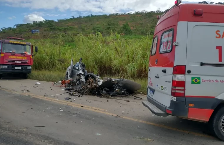 Colisão entre carro e caminhão deixa uma pessoa morta e duas feridas