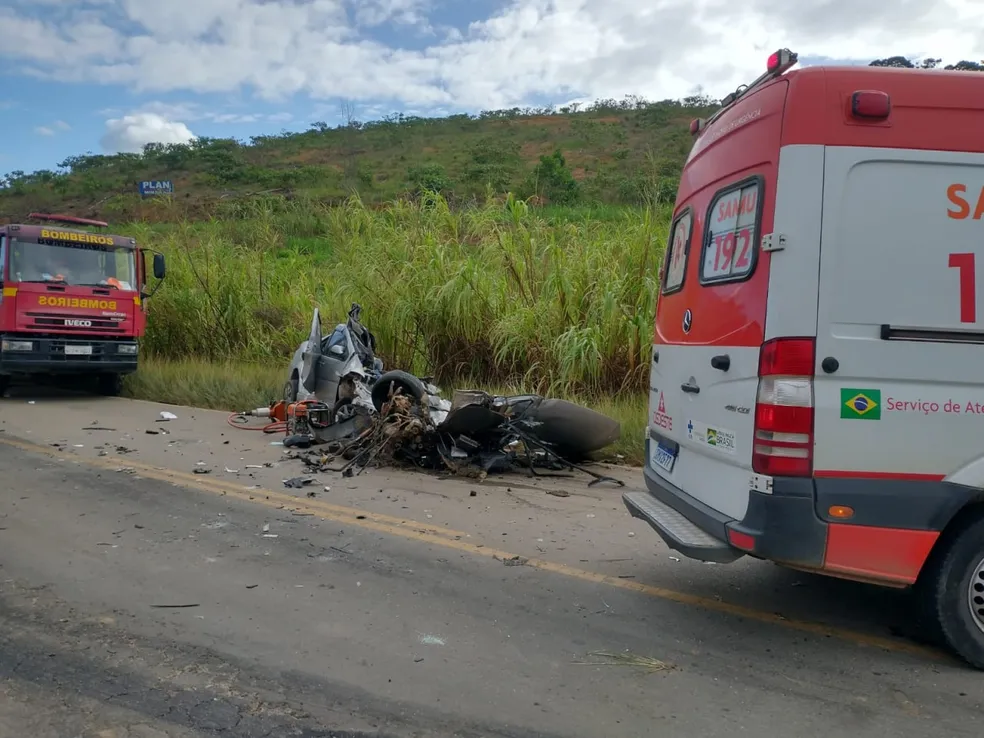 Colisão entre carro e caminhão deixa uma pessoa morta e duas feridas