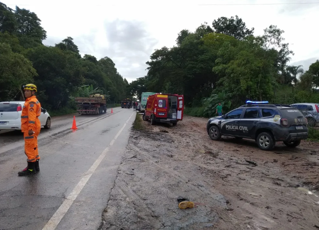 Moto bate em caminhonete e duas pessoas morrem