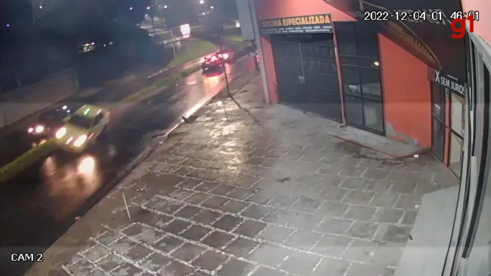 Jovem atravessa canteiro com táxi roubado e bate em poste
