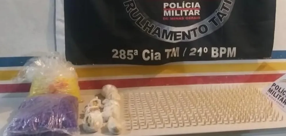 Ubá: quase 400 pinos de cocaína apreendidos pela PM em terreno baldio