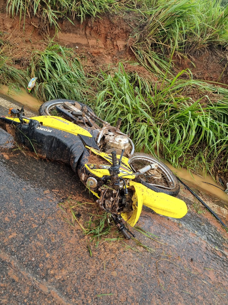 Motociclista morre após colisão com caminhonete na MG-265, entre Tocantins e Ubá