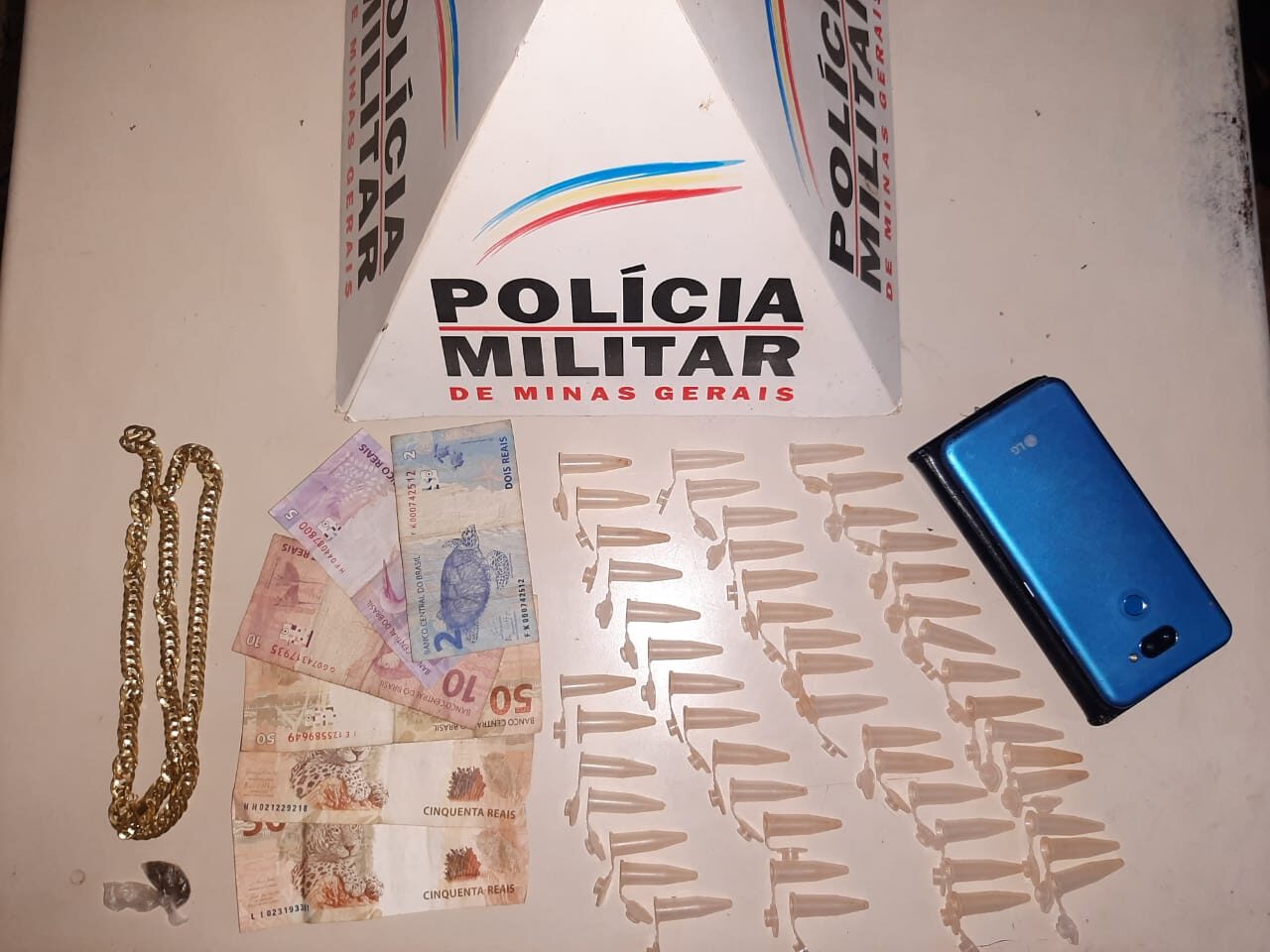 Acaiaca: jovem de 23 anos é preso com 50 materiais de armazenar droga